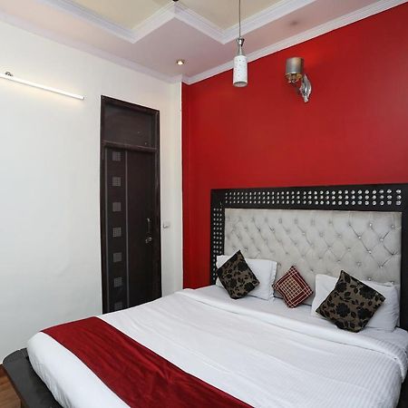 Oyo Stay The Castle Near M2K Cinemas Rohini Нью-Дели Экстерьер фото