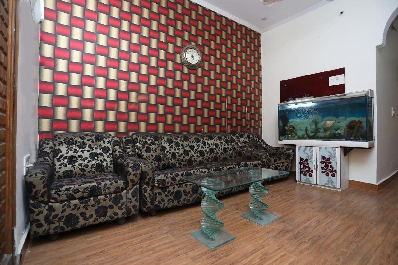 Oyo Stay The Castle Near M2K Cinemas Rohini Нью-Дели Экстерьер фото