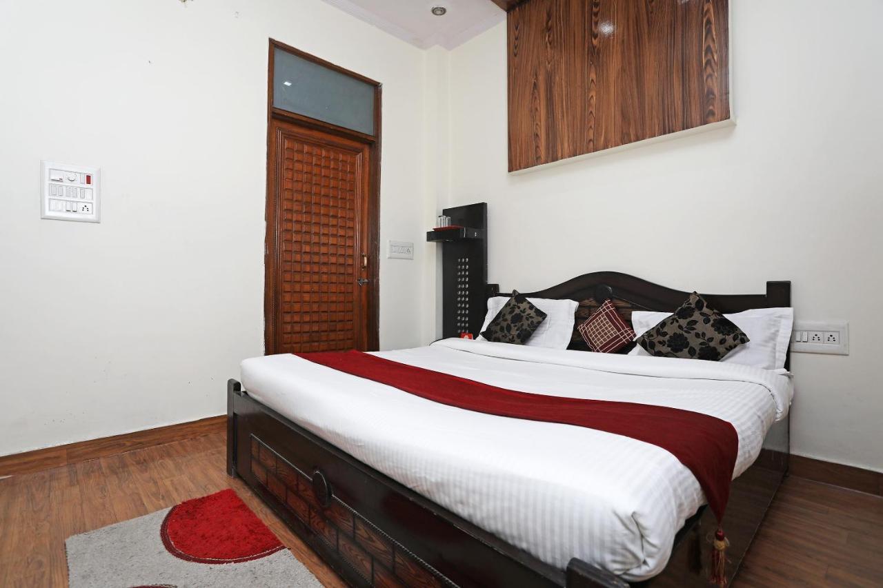 Oyo Stay The Castle Near M2K Cinemas Rohini Нью-Дели Экстерьер фото