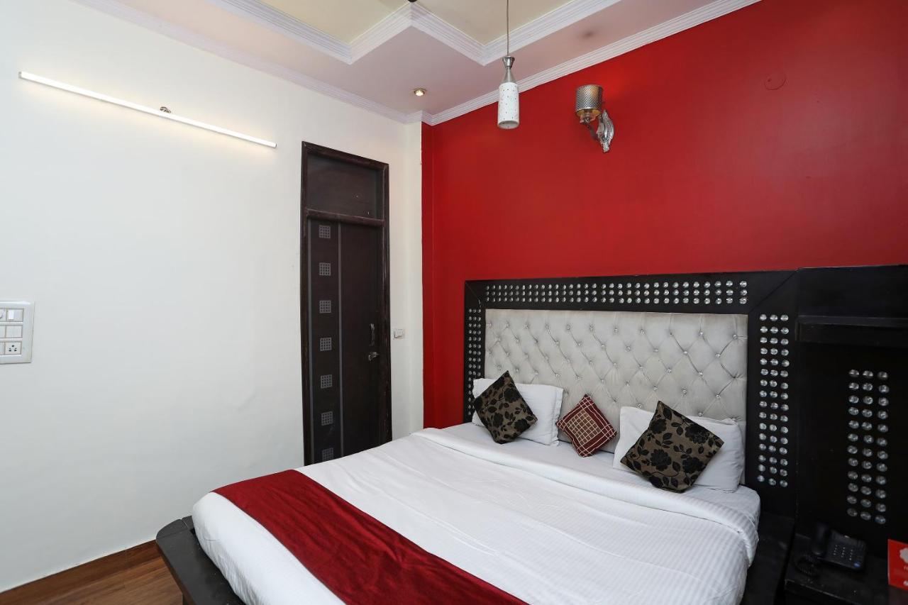 Oyo Stay The Castle Near M2K Cinemas Rohini Нью-Дели Экстерьер фото