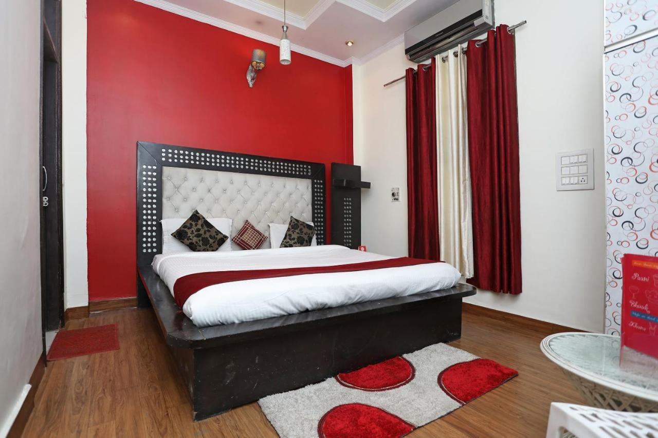 Oyo Stay The Castle Near M2K Cinemas Rohini Нью-Дели Экстерьер фото