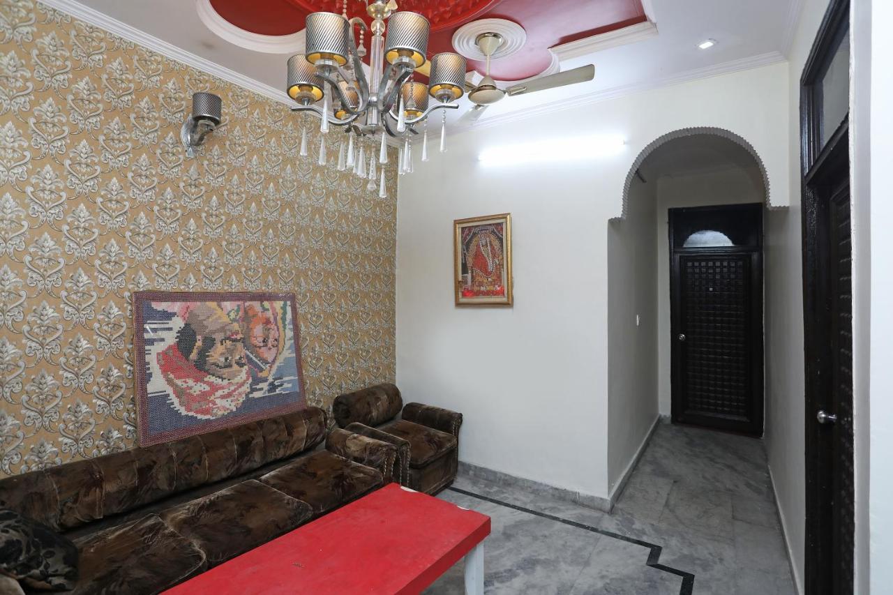 Oyo Stay The Castle Near M2K Cinemas Rohini Нью-Дели Экстерьер фото