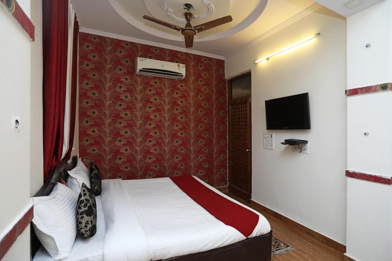 Oyo Stay The Castle Near M2K Cinemas Rohini Нью-Дели Экстерьер фото